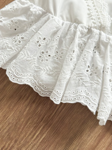 <span class=keywords><strong>Completo</strong></span> due pezzi per bambina 2026: Top corto in pizzo bianco e pantaloni in denim con bordo in pizzo - Product Image 5