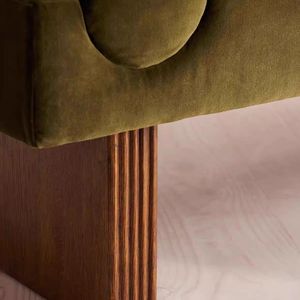 Banco nórdico minimalista de madera maciza con tapicería de terciopelo para entrada o dormitorio - Product Image 4