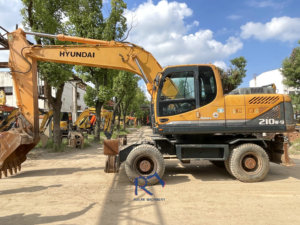 Excavatrice sur chenilles Hyundai 210 d'occasion en excellent état, pompe, roulement, boîte de vitesses, moteur d'origine du distributeur Poclain Corée - Product Image 2