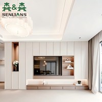 Meuble mural TV en bois grainé et blanc cassé avec niches d'exposition éclairées, étagère console ouverte et base à tiroirs larges
