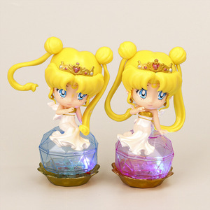 Figurine mignonne de <span class=keywords><strong>Sailor</strong></span> <span class=keywords><strong>Moon</strong></span> Usagi Tsukino, style Q, jaune, double queue de cheval, couronne, robe blanche, petites ailes, base lumineuse, cadeau de bureau - Product Image 2