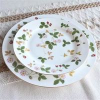 Service à café portable en porcelaine fine, motif fraise sauvage, avec tasses à pied haut et soucoupes doubles – Collection minimaliste de luxe léger pour la maison