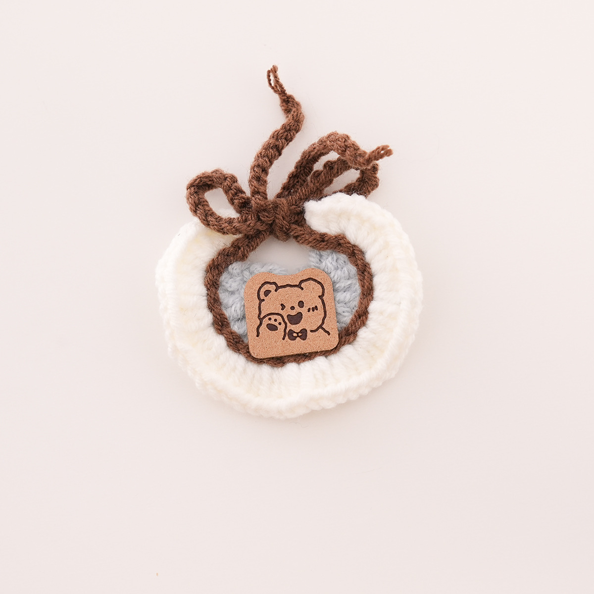 Bavoir bleu à bordure blanche et petit ours