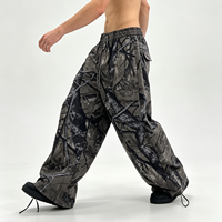 Pantalon cargo camouflage en bois pour homme, coupe large, en ripstop, taille élastique, passants de ceinture, poches à rabat, cordon de serrage réglable, bas de jambe ajustable, vente en gros