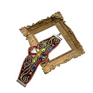 Khadim Handicrafts - Pulsera de Cuentas de Vidrio Hecha a Mano Personalizada, Joyería Bordada con Cuentas de Uttar Pradesh para Mujer - Product Image 1