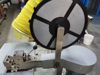 Machines d'emballage automatiques à filet très demandées pour sacs en filet de pommes de terre, d'oignons et pour l'emballage de snacks tels que les saucisses et les biscuits
