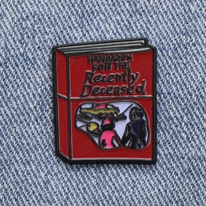Épinglette en émail du <span class=keywords><strong>film</strong></span> « Manuel pour les personnes récemment décédées », badge de comédie d'horreur - Product Image 5