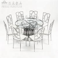 Ensemble de table de mariage moderne de luxe en verre avec pieds en métal stables et chaises minimalistes pour événements, hôtels et appartements