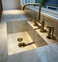 Cuisine moderne de luxe sur mesure, armoires blanches laquées style Shaker avec grand îlot en marbre pour projet de villa