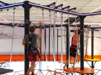Zone de saut Projet personnalisé Divertissement familial intérieur Salle de jeux Systèmes de jeu interactifs Parc de trampoline avec parcours de corde