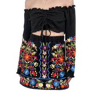 ชุดเซ็ตไหมพรมสำหรับผู้หญิง ดีไซน์ใหม่จากโรงงาน ประกอบด้วยเสื้อครอปแต่งระบายด้านหน้า และกระโปรงมินิปักลายดอกไม้ เหมาะสำหรับฤดูร้อน - Product Image 1