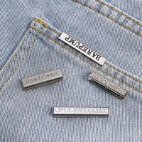 Clip métallique personnalisé avec logo gravé pour sweats à capuche et sacs à main – Étiquettes de vêtements style mode