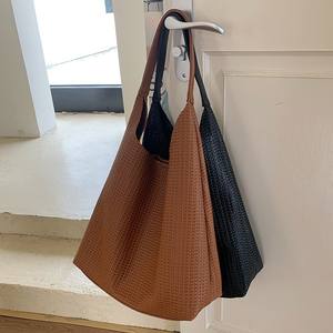 Sac fourre-tout pour femme, grande capacité, en cuir souple, sac à bandoulière, boucle magnétique, usage quotidien, automne 2025, noir foncé J9026 - Product Image 2