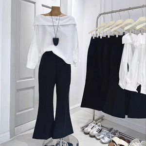 Conjunto de Top Blanco con Hombros Descubiertos y Pantalones Negros de Pierna Recta con Corte Acampanado, Mezcla de Algodón Vietnamita, Cuello Barco, Manga Larga, Estilo Casual Femenino, Color Sólido - Product Image 1