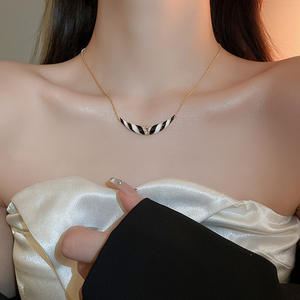 Venta al por mayor blanco y negro gargantilla moda mujer goteo aceite patrón Rhinestone en forma de V collar pendientes conjunto - Product Image 4