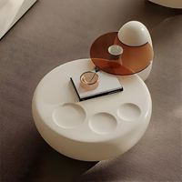 Table basse de salon durable au design unique et contemporain, cadre rond en bois blanc avec plateau en verre