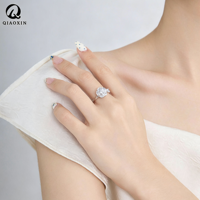 Bague anti-stress personnalisée en strass étincelants motif floral, bijou romantique et tendance pour femme, idéal comme cadeau.