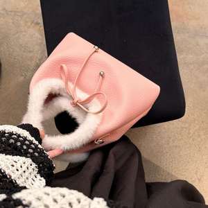 Sac à main demi-lune en cuir synthétique pelucheux d'hiver avec fermeture à nœud papillon - Product Image 3