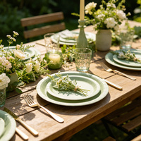 Assiettes en papier vert sauge en gros pour mariages, fêtes prénuptiales et réceptions en plein air