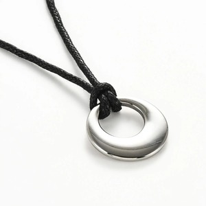 Collar con colgante circular pequeño de acero inoxidable para hombres y mujeres, con cuerda negra, joyería sencilla y moderna, regalos diarios, 1 ud. - Product Image 5
