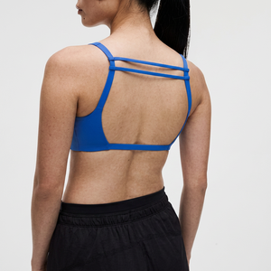 Soutien-gorge de sport bleu à maintien élevé, séchage rapide, avec bretelles croisées et dos ouvert, idéal pour le yoga et les activités physiques, en Spandex/Nylon - Product Image 1