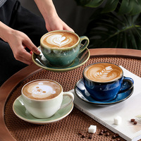 Ensemble tasse et soucoupe à café en céramique de style vintage avec un design fantaisie en relief pour l'art du latte, poignée, capacité de 300 ml pour l'espresso et le thé