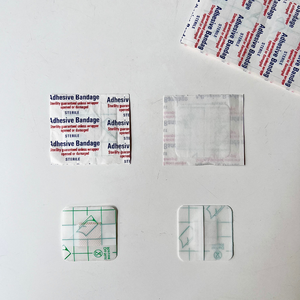 Hoja de vendaje adhesivo impermeable médico para heridas 38*38mm película cuadrada transparente de PU tirita tipo de producto - Product Image 2