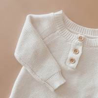 Vêtements pour bébé unisexes personnalisés, ensemble de combinaison en tricot blanc, bonnet à pompon, tenue de pull pour bébé, vêtements de boutique pour l'automne et l'hiver, OEM