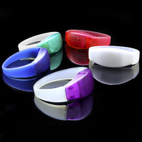 Bracelets lumineux pour événements, bracelet LED activé par le son, bracelet LED violet clignotant, bracelet télécommandé rechargeable