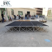 Plateforme de scène robuste avec une hauteur de 40 cm, idéale pour les DJ et les groupes, scène simple
