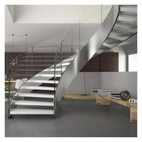Escalier moderne et incurvée, en bois, forme ronde, pour l'intérieur