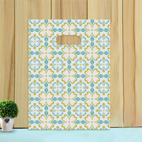 Sac cadeau en PEHD à ouverture plate, emballé, en plastique, écologique, durable, robuste, transparent, style simple, pour magasin de détail, avec logo personnalisé