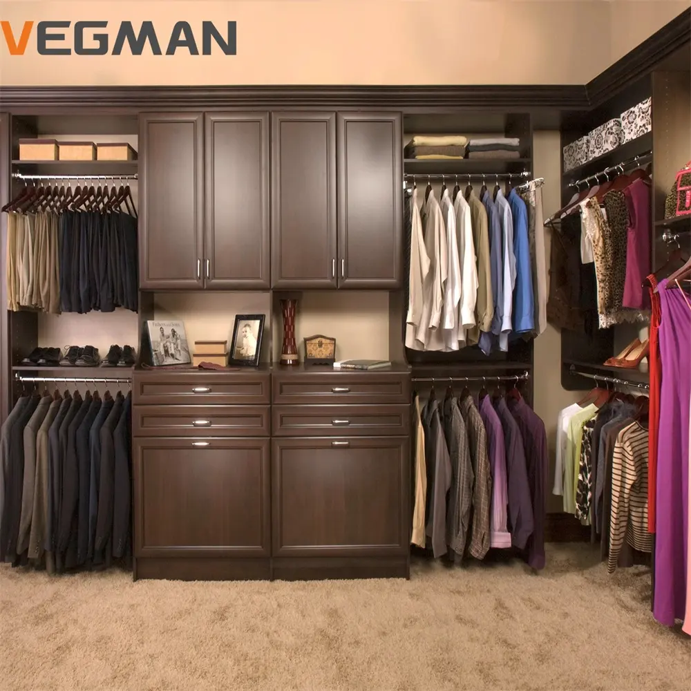 خزانة ملابس من الخشب العازل وبني تصميم كلاسيكي يمكن المشي بداخلها لتخزين الملابس