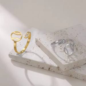 Anneaux de sport en acier inoxydable à la mode 304 avec motifs de tennis de baseball de <span class=keywords><strong>basket</strong></span>-ball de football pour unisexe quotidien - Product Image 4