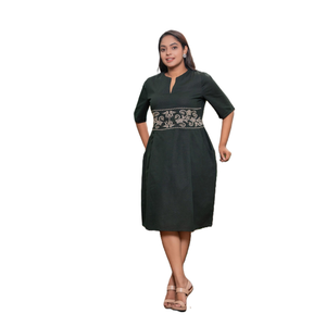 Vestido Corto de Lino Verde Oscuro de Primera Calidad con Bordado en la Cintura y Cuello con Muescas para Mujer - Product Image 2