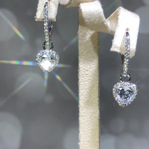 E1066 Orecchini pendenti a forma di cuore in oro bianco con cristalli e strass, gioielli da donna romantici per matrimonio - Product Image 5