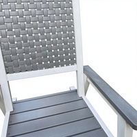 Fauteuil à bascule d'extérieur en PEHD résistant aux intempéries avec dossier et accoudoirs tressés, durable et nécessitant peu d'entretien pour jardin et terrasse