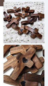Collar pequeño de madera de nogal negro Pulsera Cruz de Jesús Colgante de madera Pequeñas cruces de madera - Product Image 2