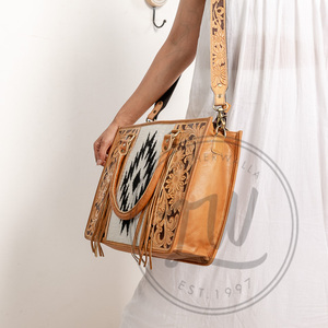 Sac fourre-tout en cuir de vachette véritable à tannage végétal tendance pour femmes avec bretelles amovibles sculptées à la main - Product Image 5