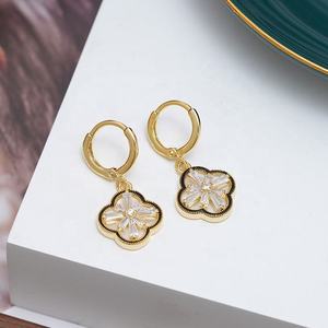 Boucles d'oreilles clous géométriques en zircon de luxe léger haut de gamme, plaqué or, nouvelle tendance, niche, double face, amincissantes, vente en gros - Product Image 2