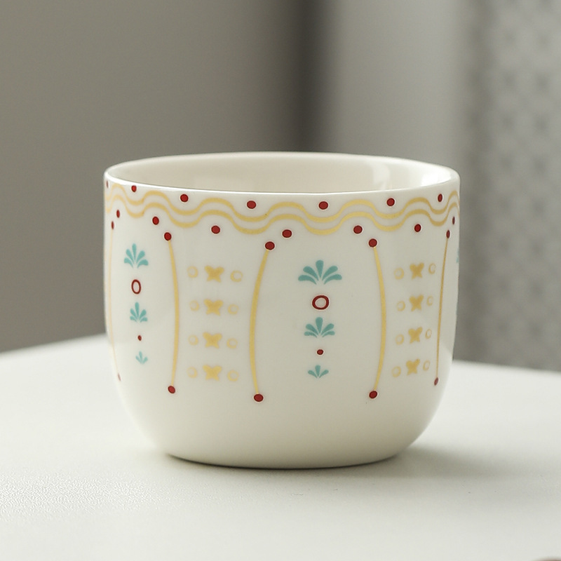 Taza de café de cerámica con estampado blanco