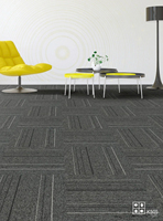 Dalles de moquette en nylon résistantes aux taches 25x100cm, à dos rigide en PVC, dalles de sol modulaires modernes pour les sièges d'entreprises
