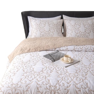 Gran oferta, nuevo diseño, edredón de <span class=keywords><strong>cama</strong></span> suave, <span class=keywords><strong>colcha</strong></span> de microfibra ligera, <span class=keywords><strong>colcha</strong></span> bordada de 3 uds. - Product Image 1