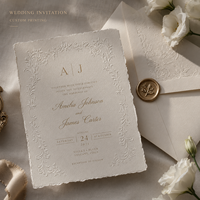 Invitation de mariage personnalisée en ivoire avec motifs floraux en relief, bordure vintage baroque imprimée avec monogramme en feuille d'or