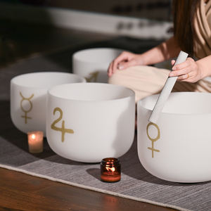 Cuenco de Cristal de Cuarzo Jinfang con Símbolo Alquímico, Color Blanco Lechoso Esmerilado, de 6-12 Pulgadas, para Baño de Sonido y Sanación - Product Image 5