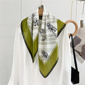 Modello personalizzato basso MOQ stampa digitale 70*70cm 100% <span class=keywords><strong>pura</strong></span> <span class=keywords><strong>seta</strong></span> sciarpa quadrata di lusso Designer <span class=keywords><strong>Foulard</strong></span> quadrati 100% sciarpe di <span class=keywords><strong>seta</strong></span> - Product Image 3