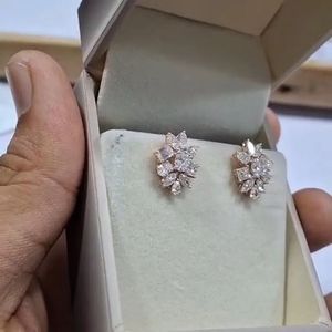Pendientes de Oro Amarillo de 14K con Diamantes Cultivados en Laboratorio, Certificados por IGI, Diseño Floral de Estrella, Elegantes para Novia, Boda, Fiesta - Product Image 4