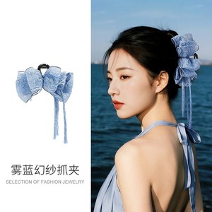 Pince à cheveux en mousseline bleu brume avec nœud papillon et pompons, élégante pour femme, usage quotidien - Product Image 1