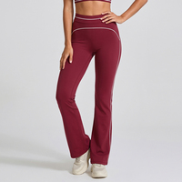 Ensemble de yoga deux pièces pour femme avec bordure contrastante unie, soutien-gorge de sport dos nageur et pantalon de yoga évasé à jambe large, avec logo frontal