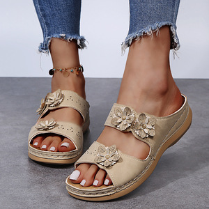 Sandalias de cuña para mujer de talla grande, estilo retro con flores, para exteriores, casuales, tipo chancla. - Product Image 3